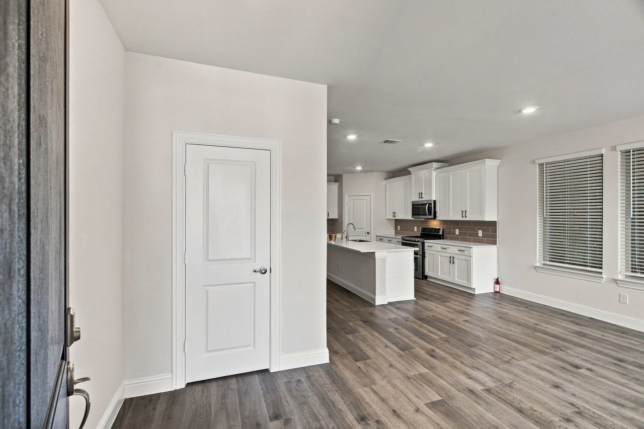 1012 Snapdragon Dr - Photo 2 of 34