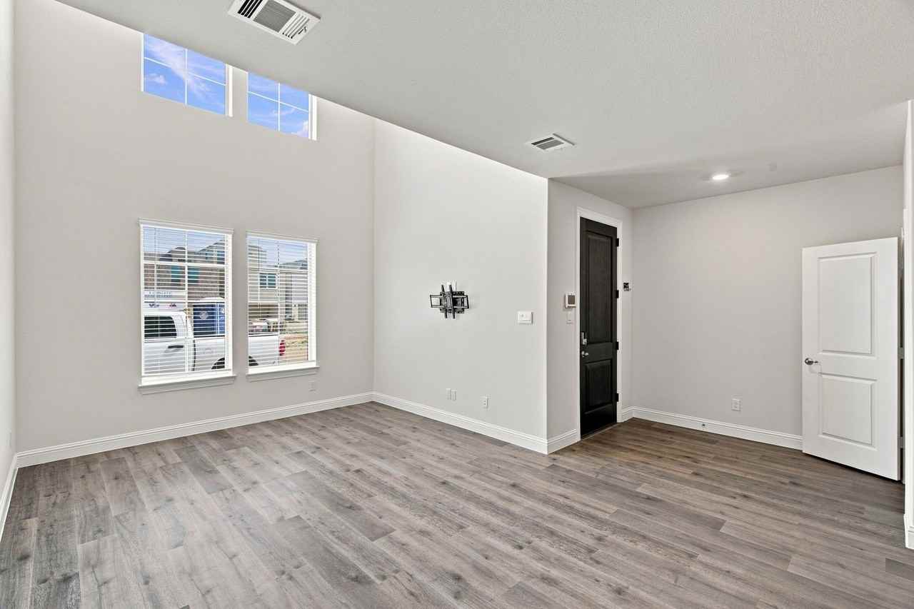 1012 Snapdragon Dr - Photo 3 of 34