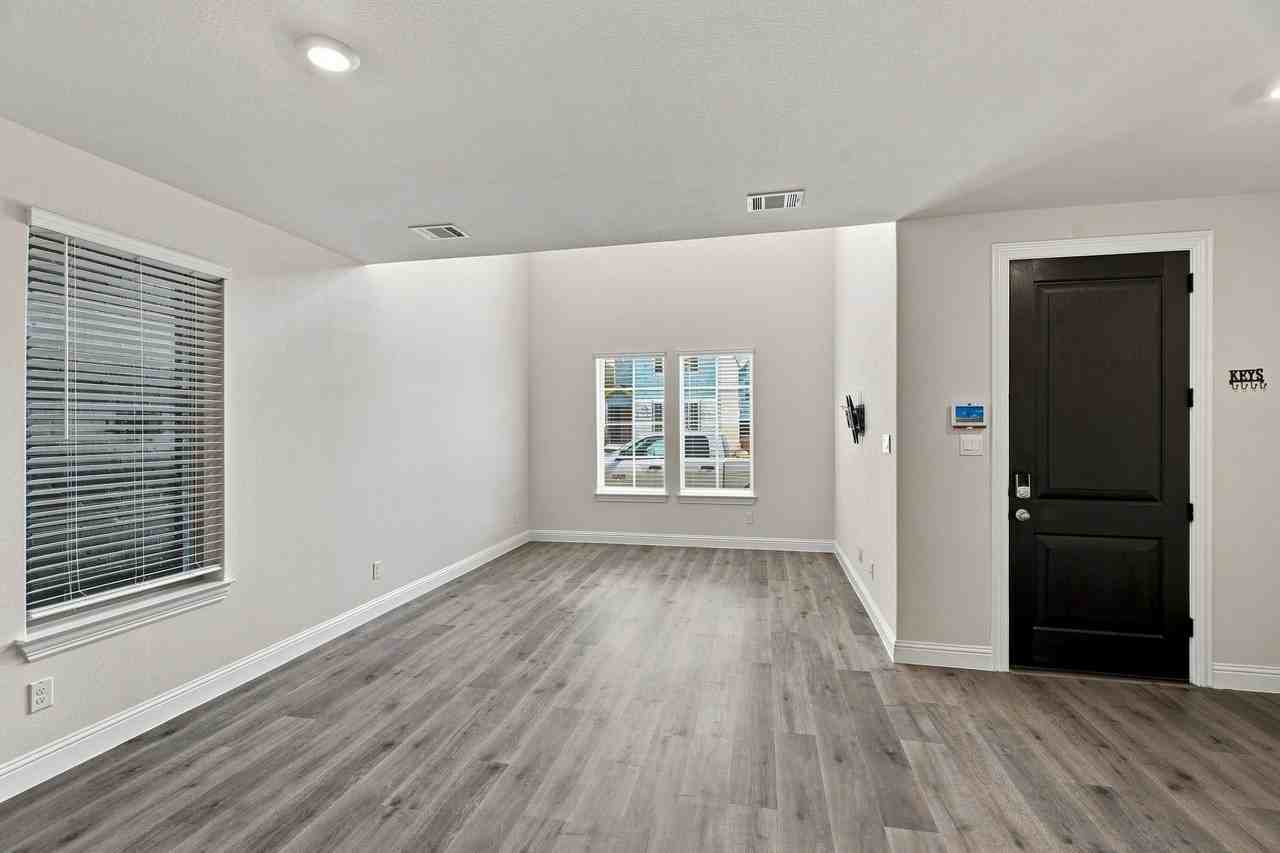1012 Snapdragon Dr - Photo 5 of 34