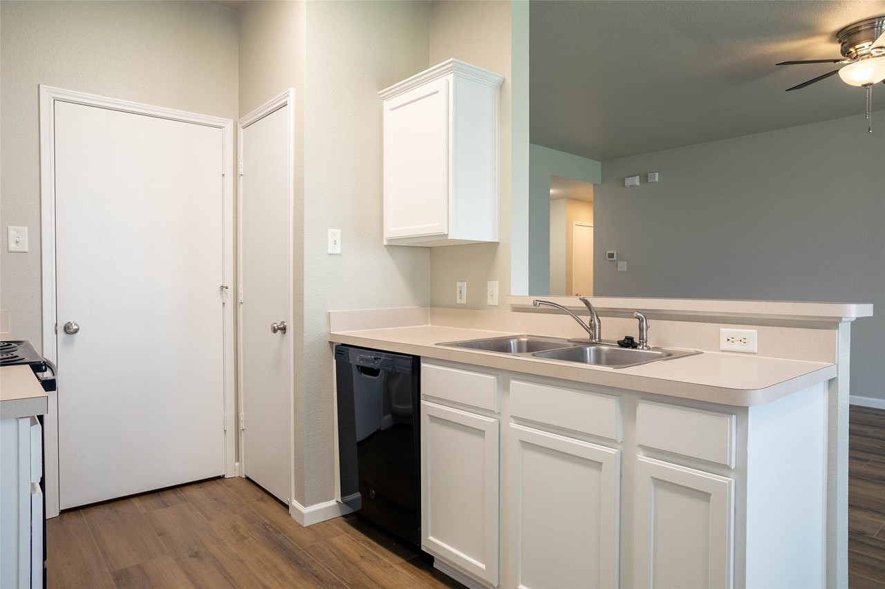 10500 Aransas Dr - Photo 4 of 27