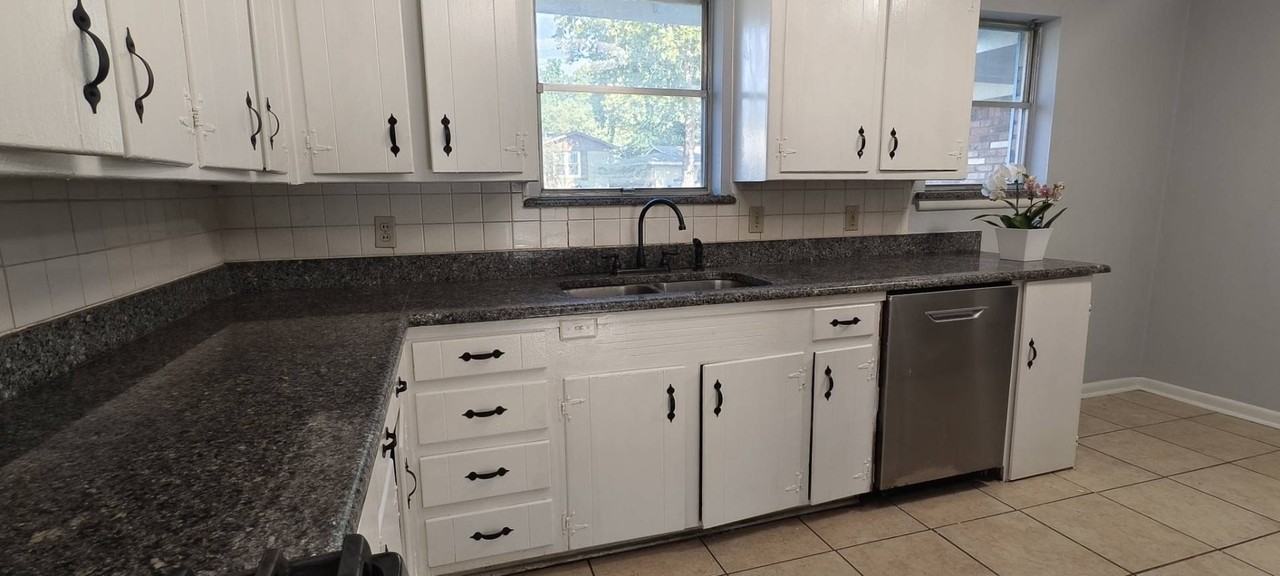 1125 Valley View Dr - Photo 3 of 8