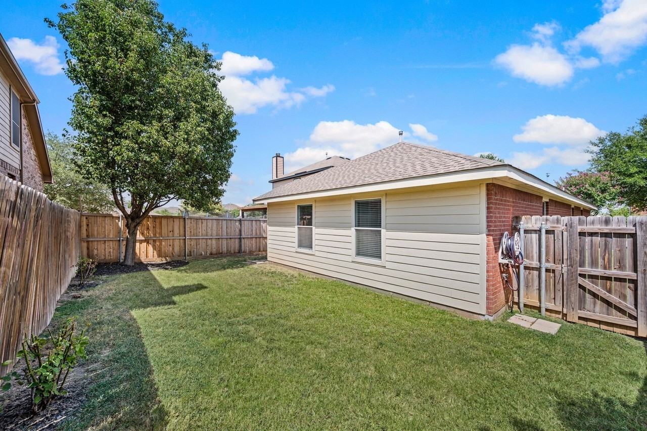 12113 Thicket Bend Dr - Photo 2 of 35