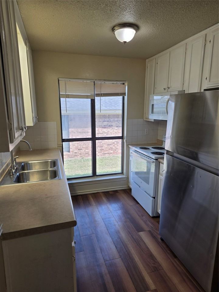 1014 Harbor Lakes Dr - Photo 3 of 16