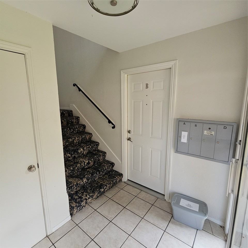 6033 Sandhurst Ln #D - Photo 2 of 32