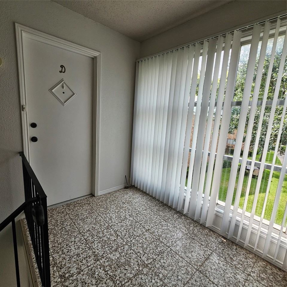 6033 Sandhurst Ln #D - Photo 3 of 32