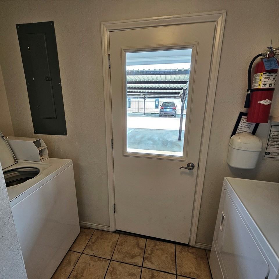 6033 Sandhurst Ln #D - Photo 4 of 32