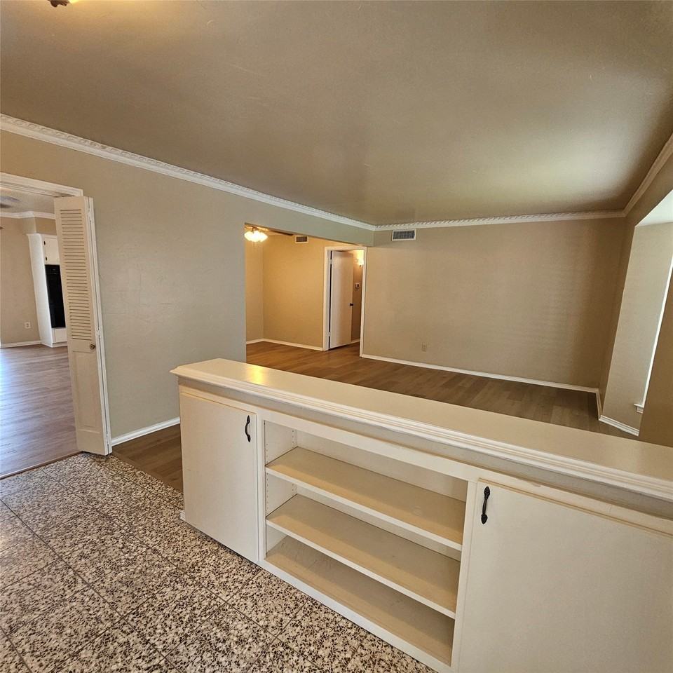 6033 Sandhurst Ln #D - Photo 5 of 32