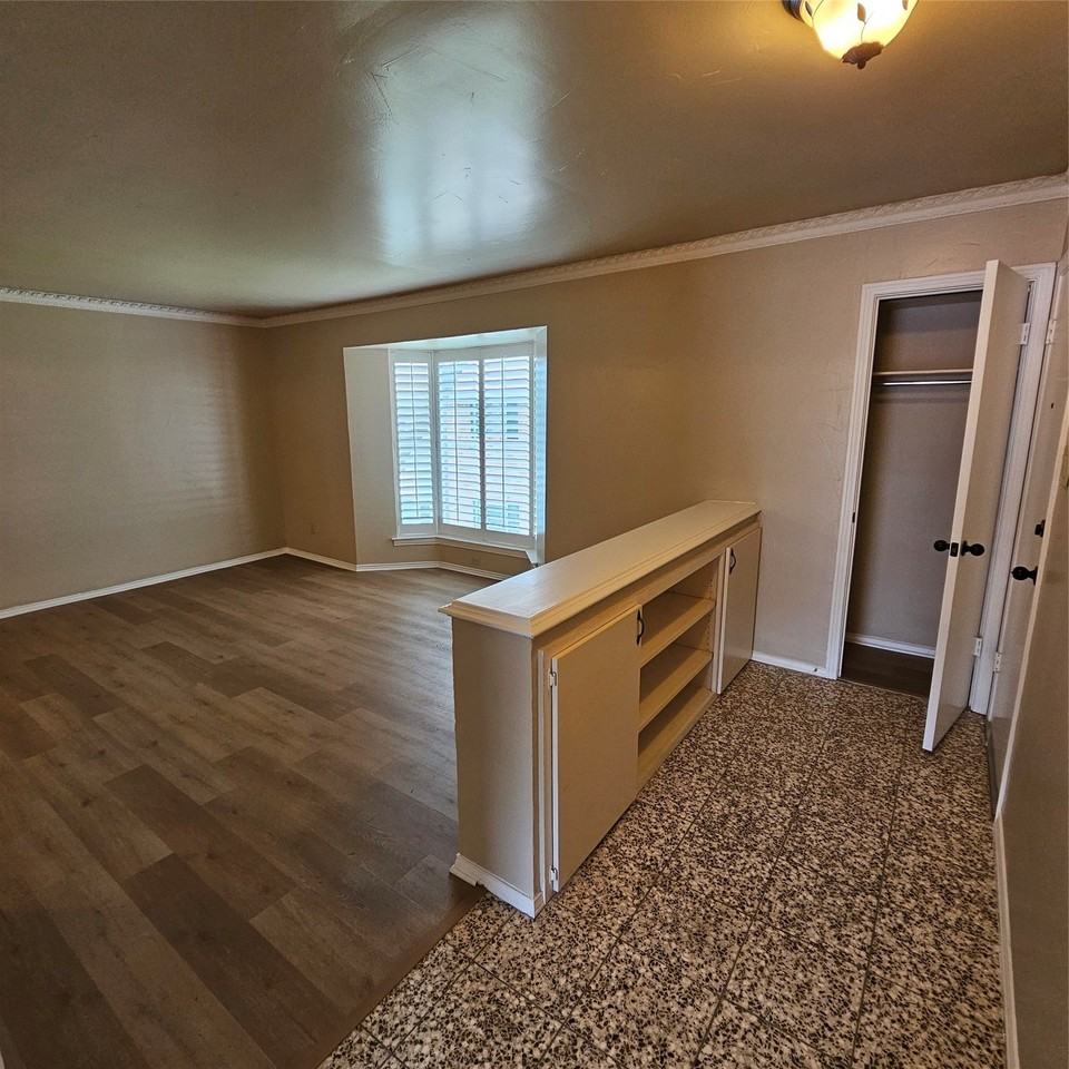 6033 Sandhurst Ln #D - Photo 6 of 32
