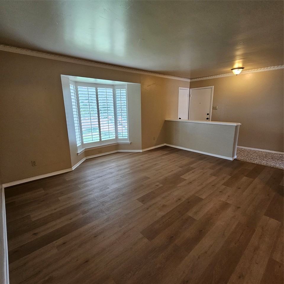 6033 Sandhurst Ln #D - Photo 7 of 32