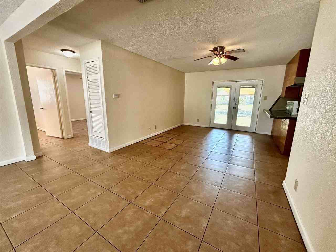 5908 Derek Dr - Photo 4 of 20