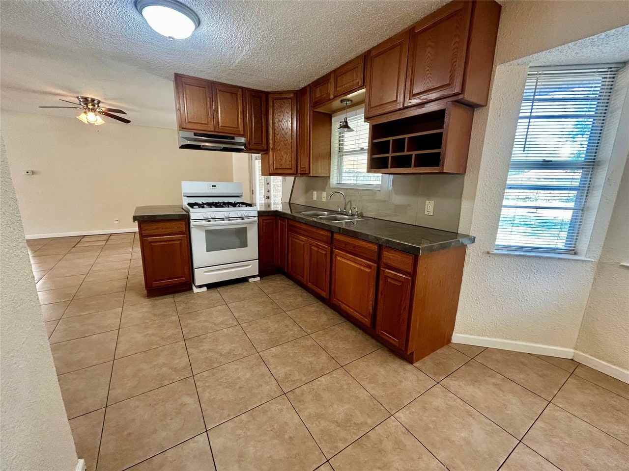 5908 Derek Dr - Photo 7 of 20