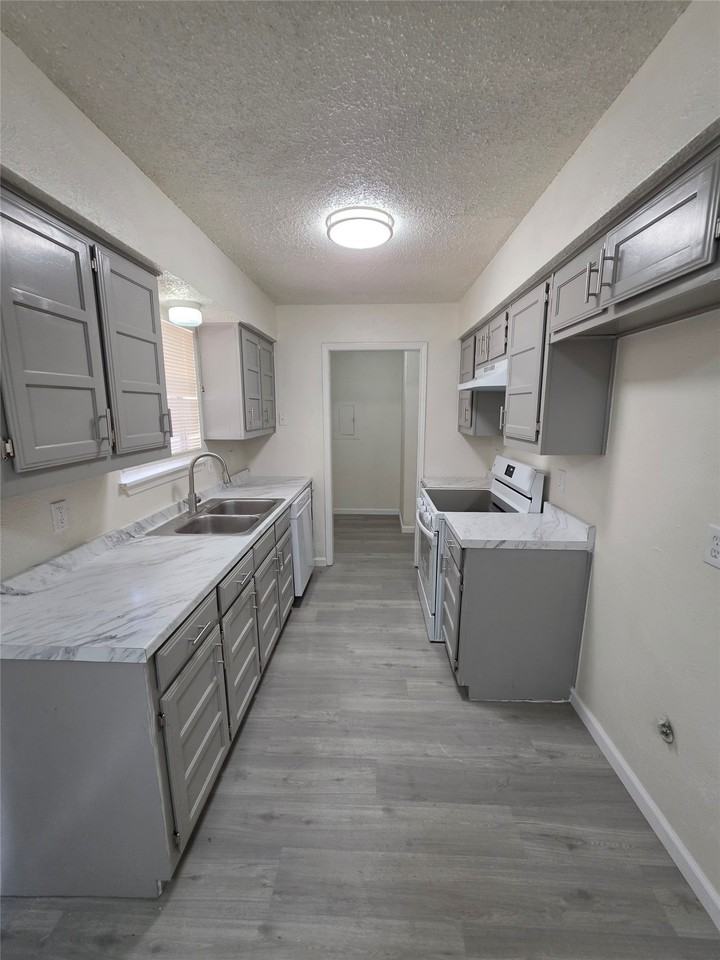 216 Tejas Dr - Photo 3 of 9