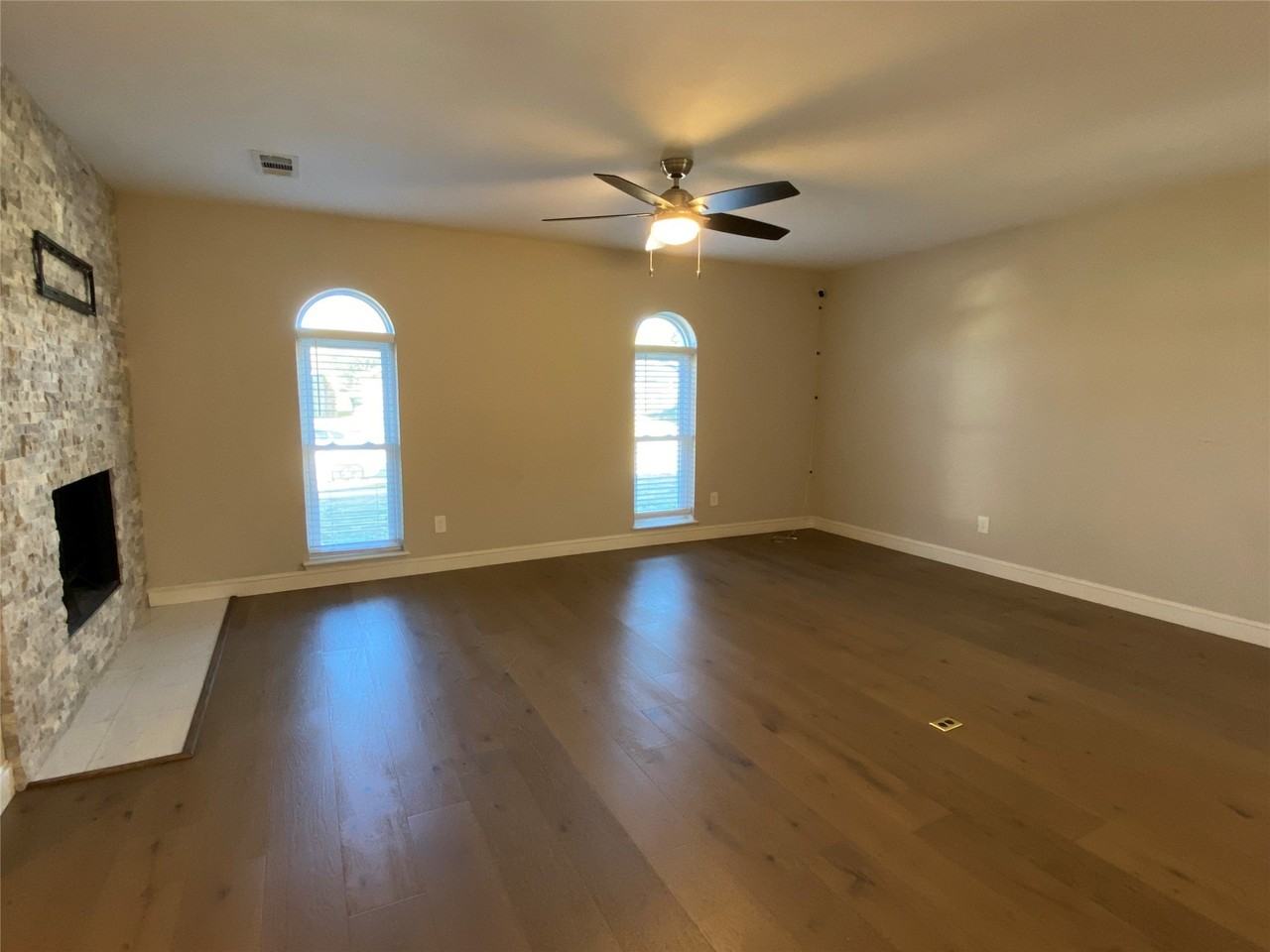 2032 Kings Rd - Photo 2 of 14