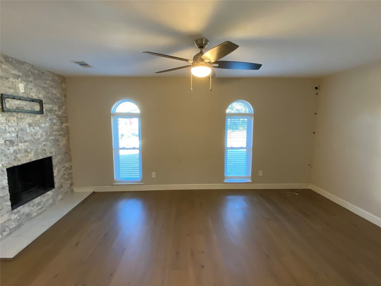 2032 Kings Rd - Photo 3 of 14