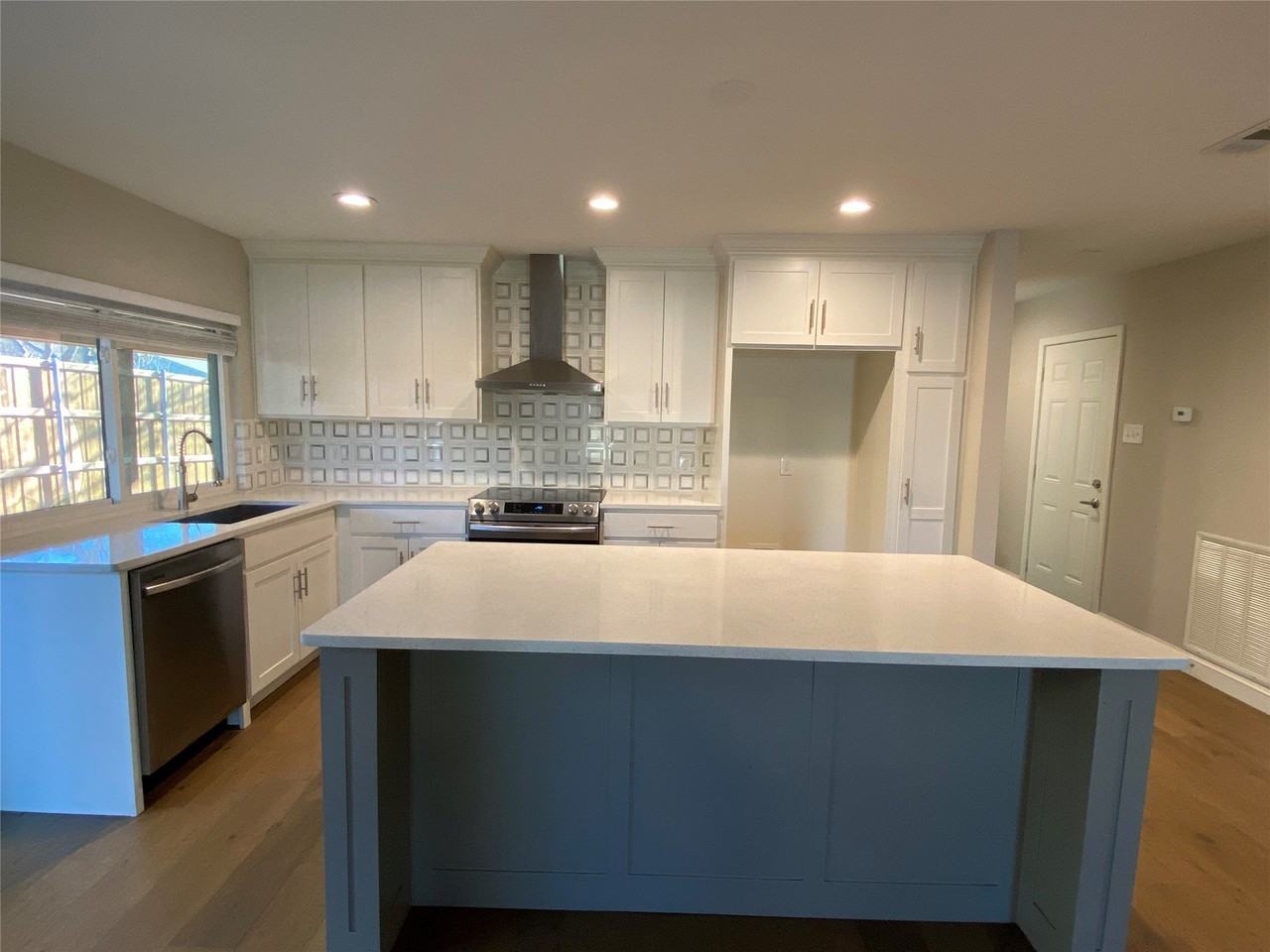 2032 Kings Rd - Photo 5 of 14