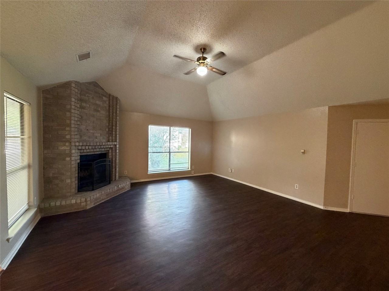 1221 Castleman Dr - Photo 2 of 8