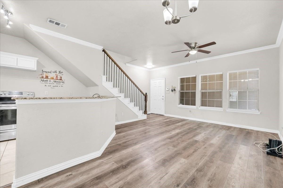 1523 Cozy Dr - Photo 6 of 37
