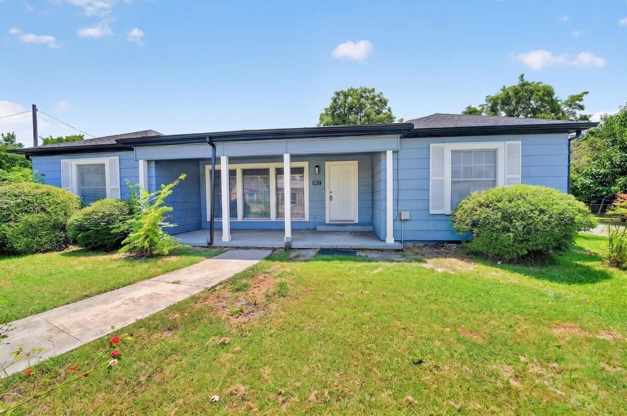 4603 Lee St - Photo 2 of 40