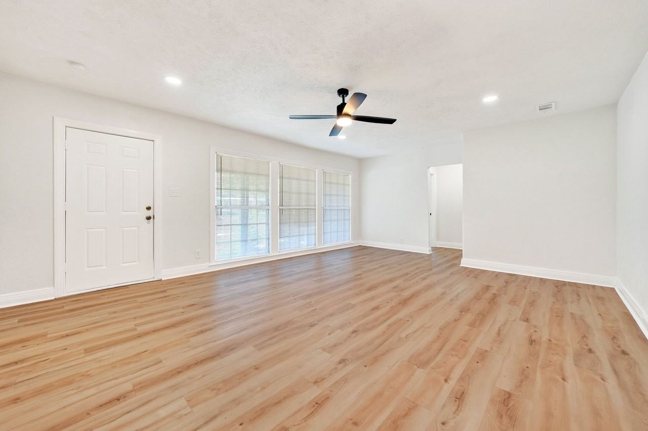 4603 Lee St - Photo 5 of 40