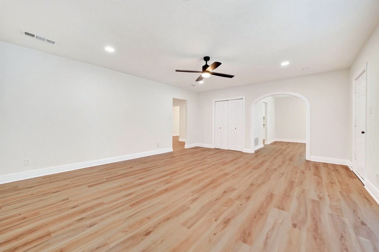 4603 Lee St - Photo 6 of 40