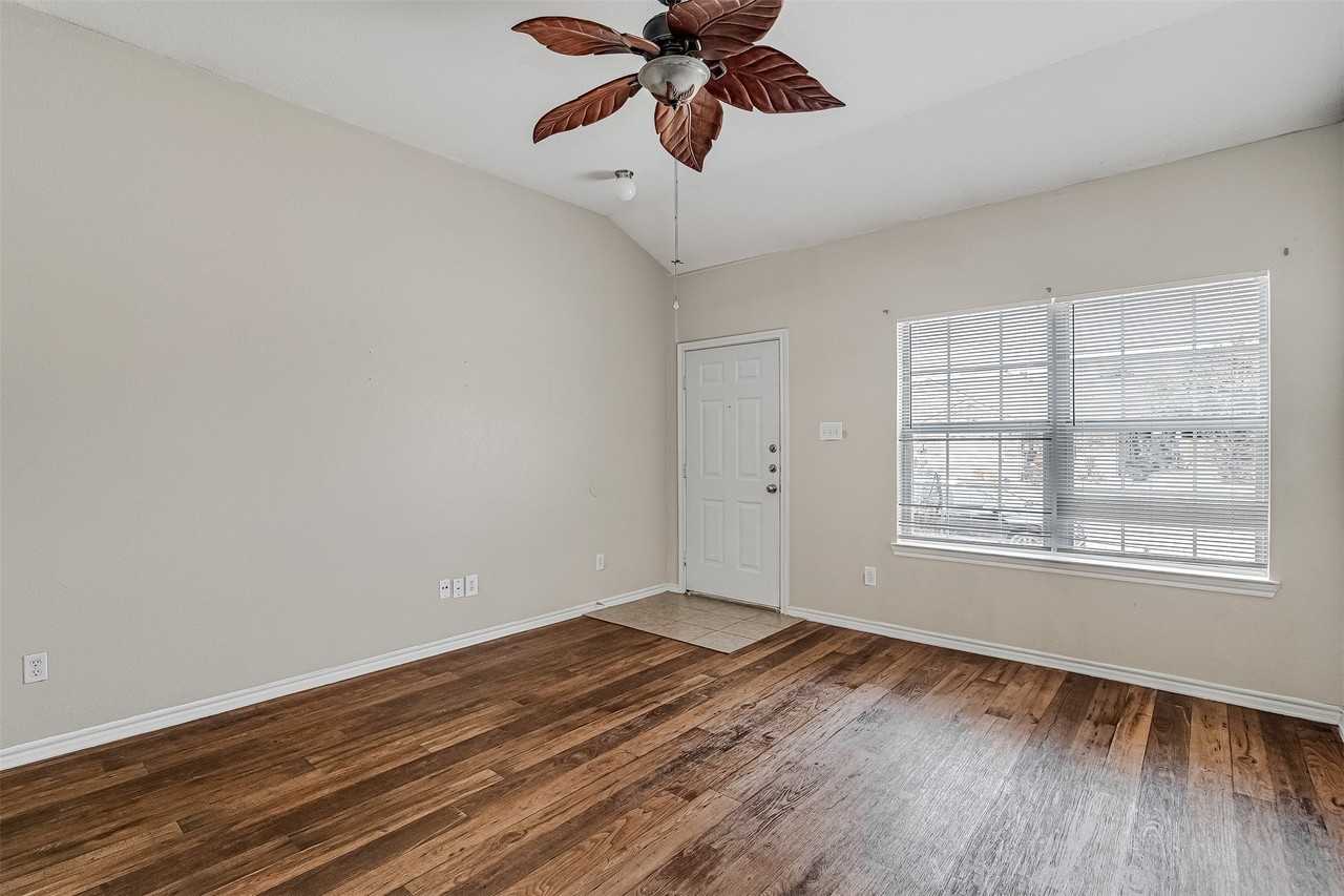824 Walnut St - Photo 3 of 20