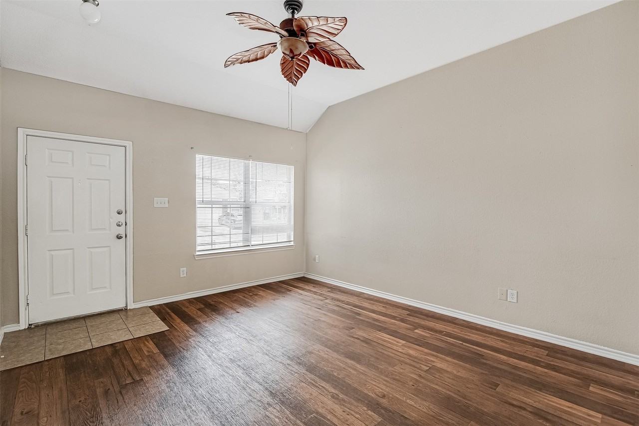 824 Walnut St - Photo 4 of 20
