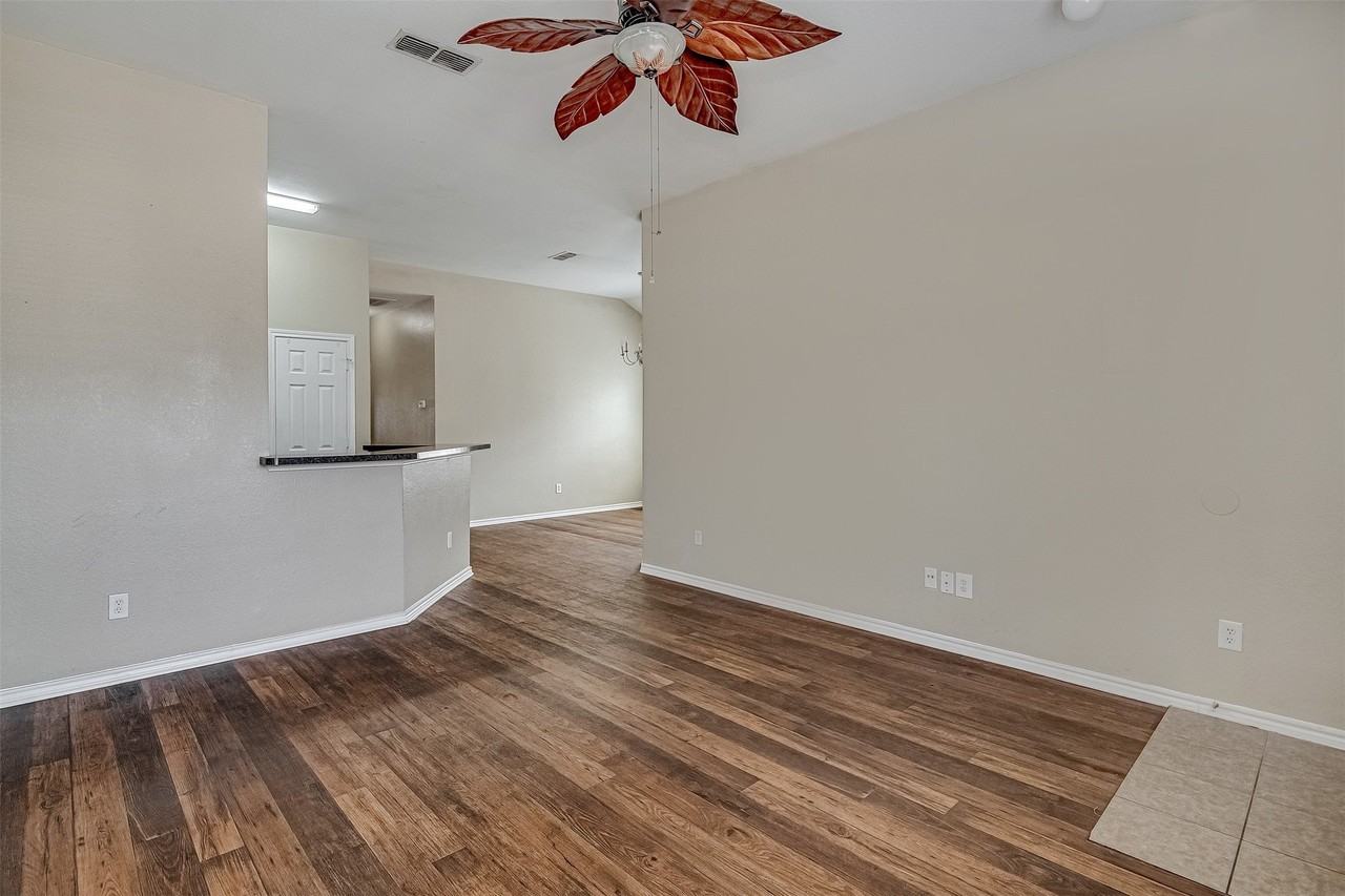 824 Walnut St - Photo 5 of 20