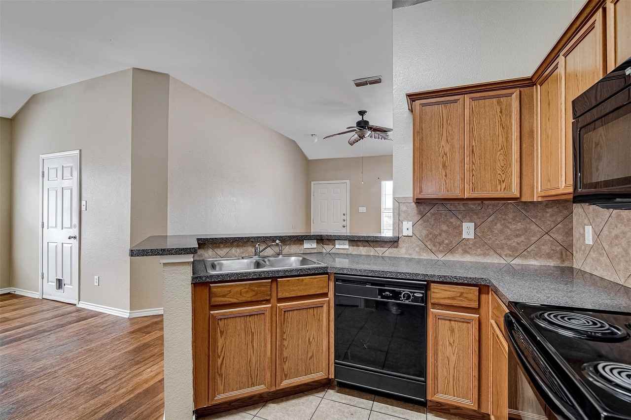 824 Walnut St - Photo 6 of 20