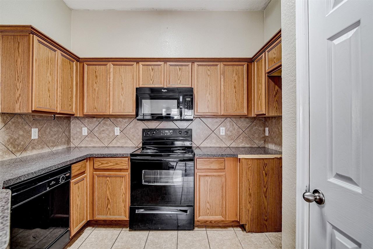 824 Walnut St - Photo 7 of 20