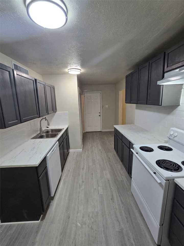 7130 Hedge Dr - Photo 3 of 10