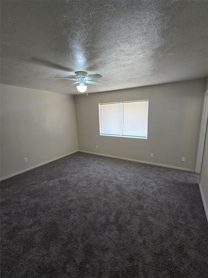 7130 Hedge Dr - Photo 4 of 10