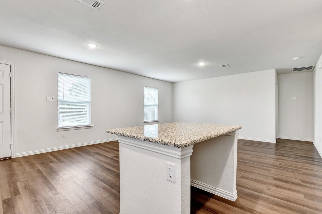 419 E Hull St - Photo 5 of 18