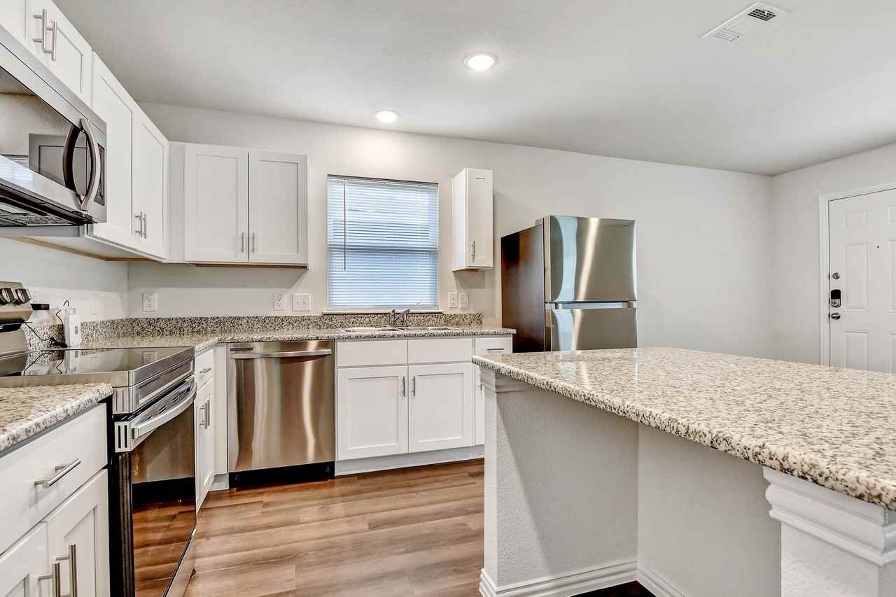 419 E Hull St - Photo 6 of 18