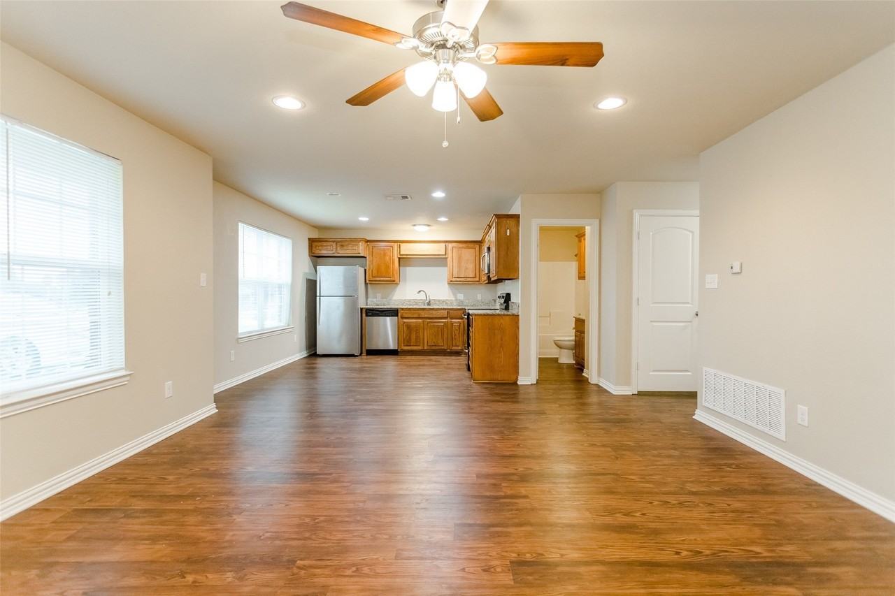 616 W Denton St - Photo 4 of 25