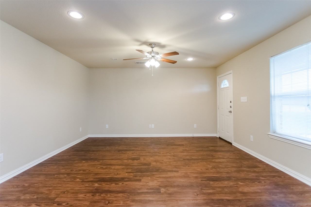 616 W Denton St - Photo 5 of 25
