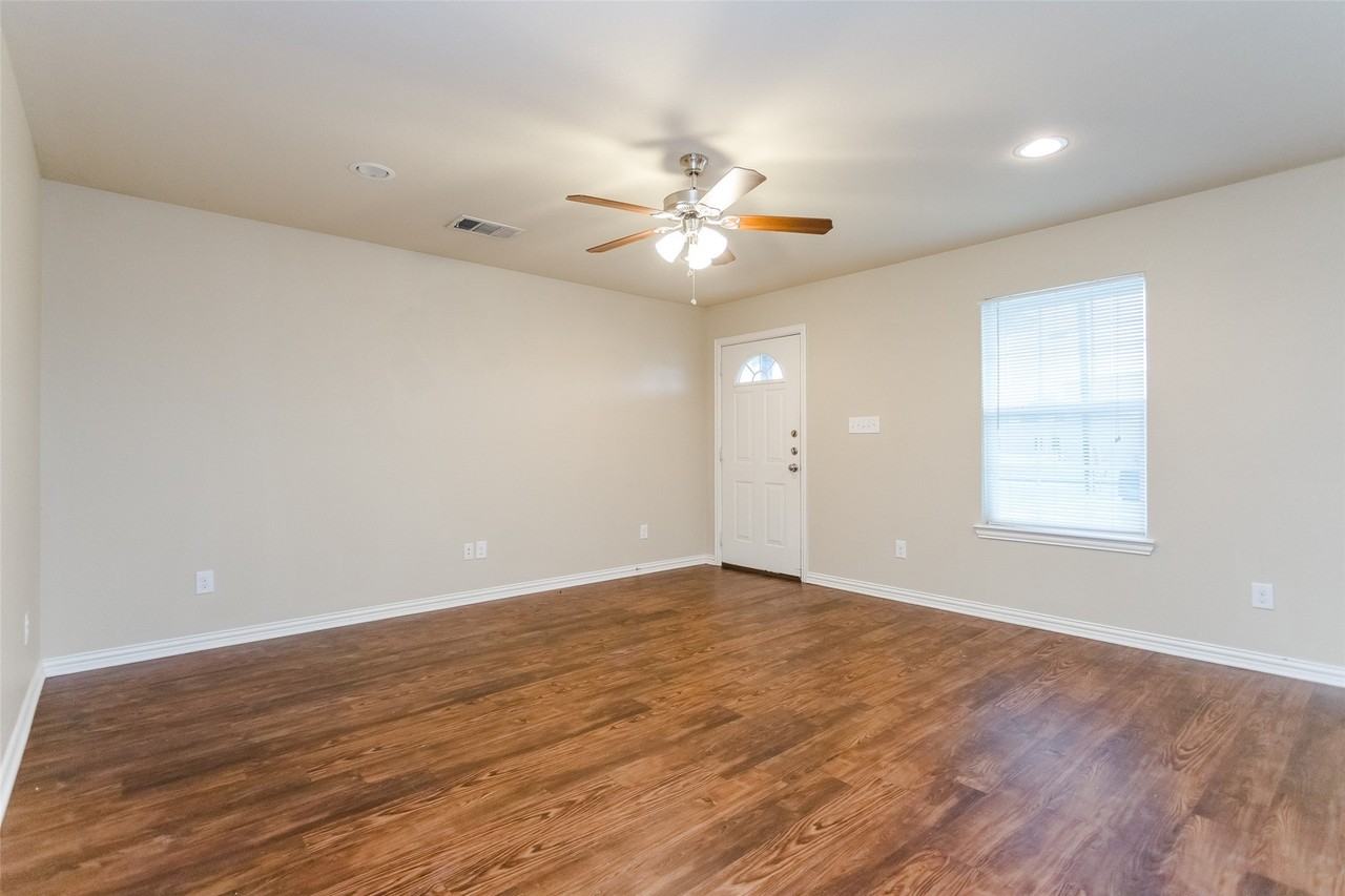616 W Denton St - Photo 6 of 25