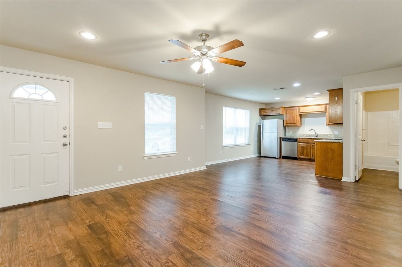 616 W Denton St - Photo 7 of 25