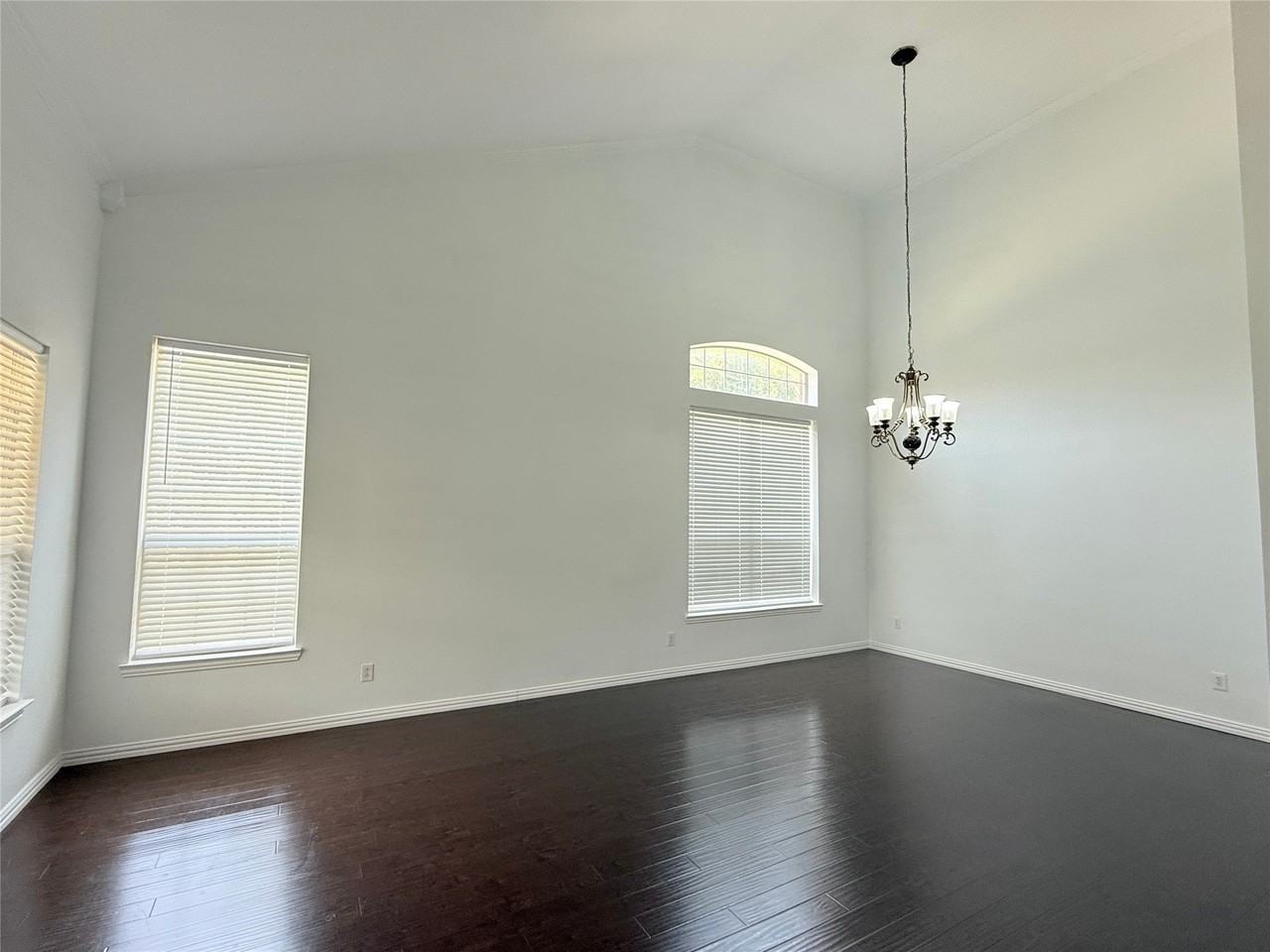 1313 Baythorne Dr - Photo 5 of 27