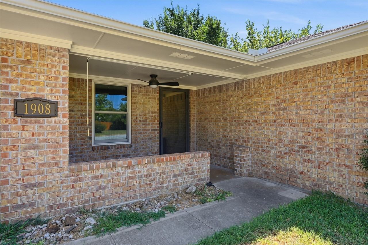1908 Paula Dr - Photo 4 of 24