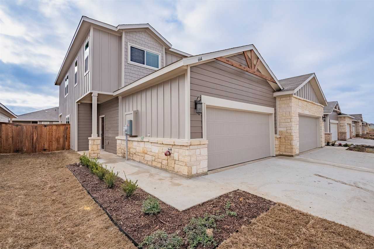 644 Wheatfield Dr - Photo 4 of 27