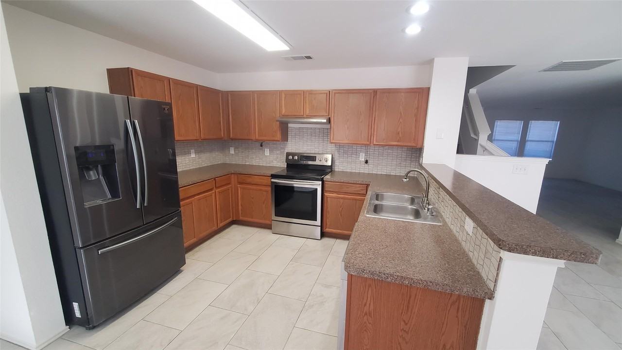 109 Southwestern Dr - Photo 3 of 17