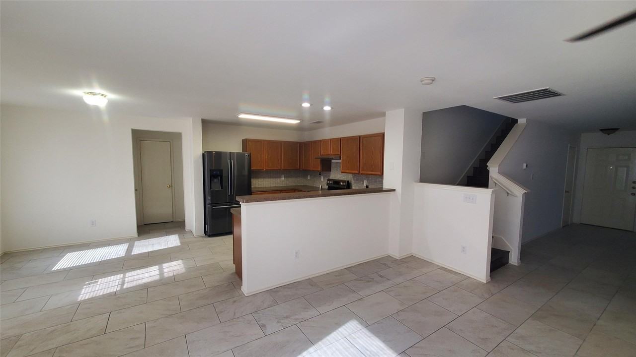 109 Southwestern Dr - Photo 4 of 17