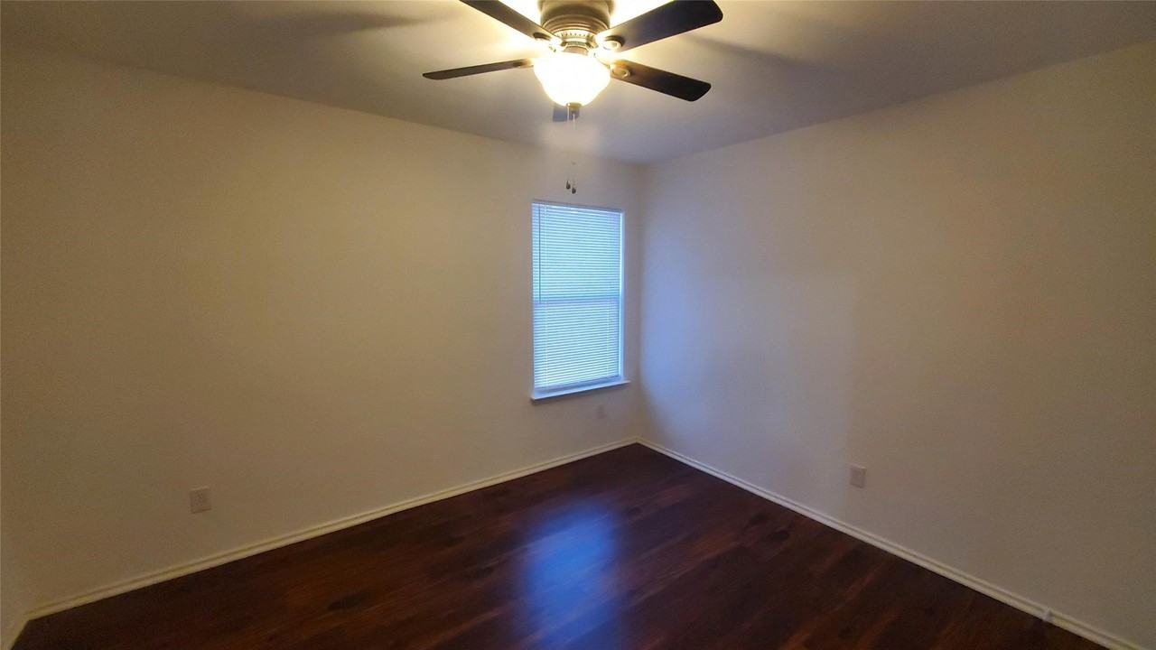 109 Southwestern Dr - Photo 5 of 17