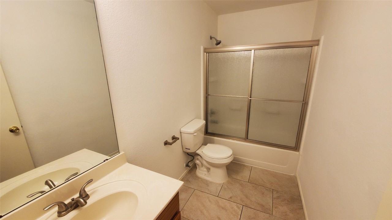 109 Southwestern Dr - Photo 6 of 17