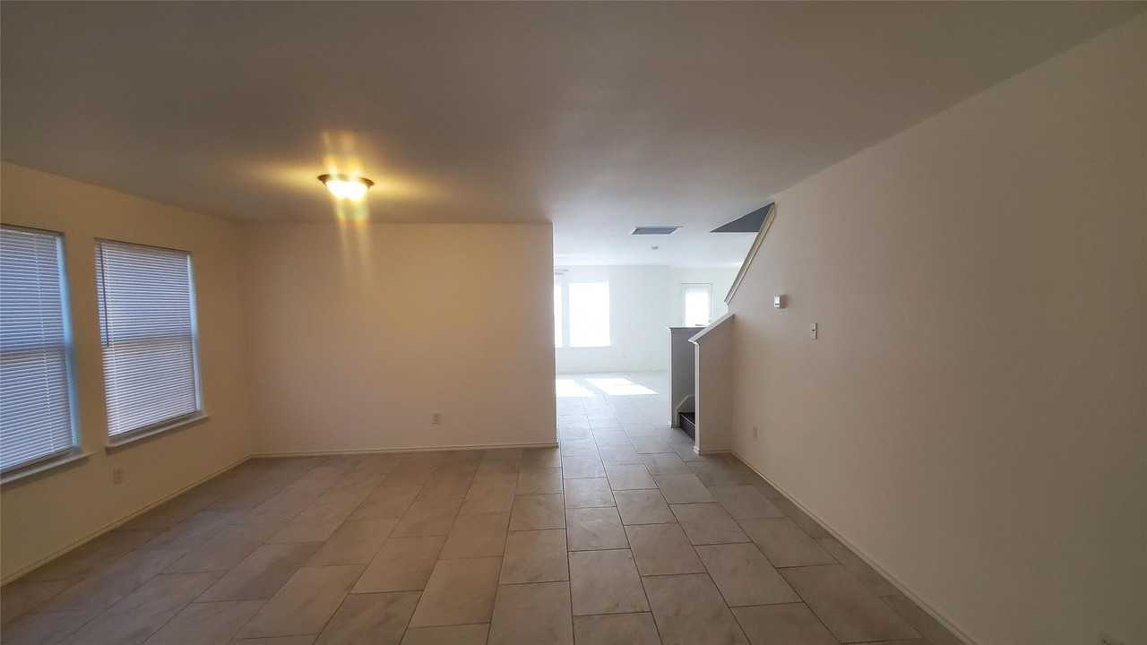 109 Southwestern Dr - Photo 7 of 17