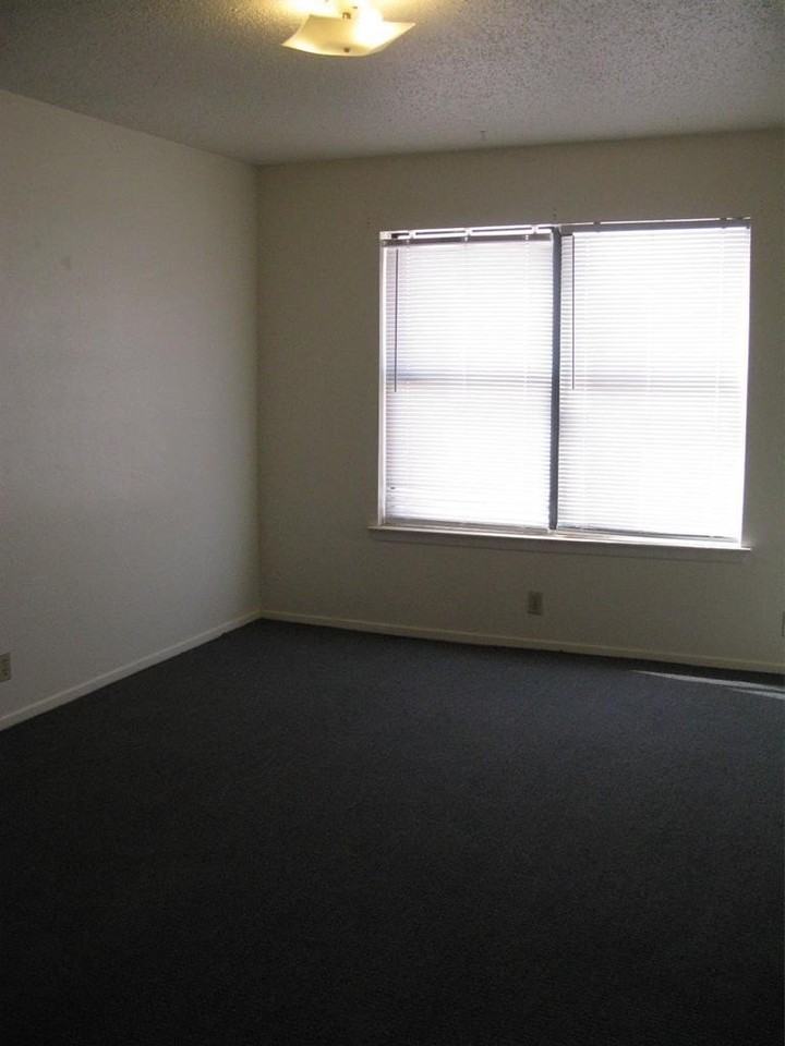 410 Se 6th St - Photo 5 of 16