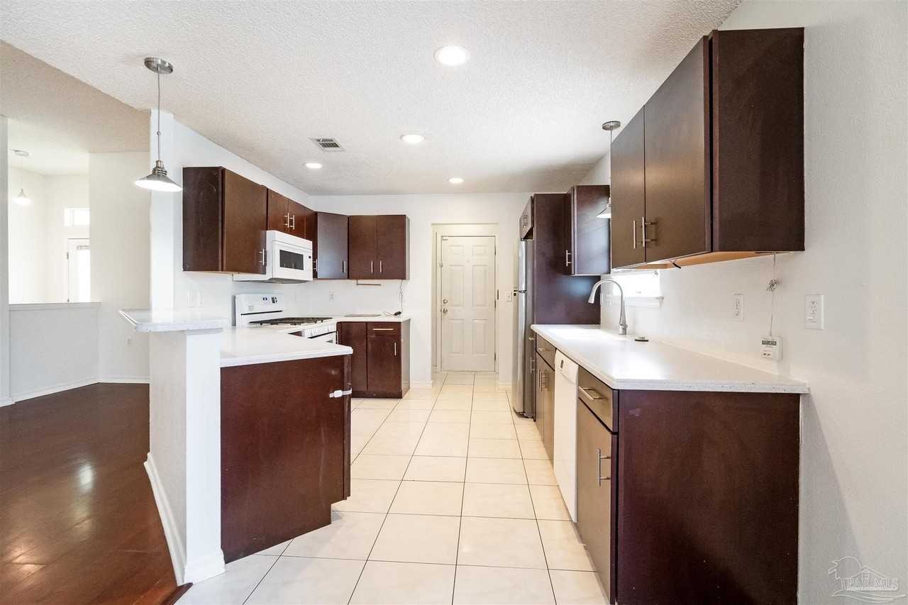 1490 Newcastle Way - Photo 5 of 16