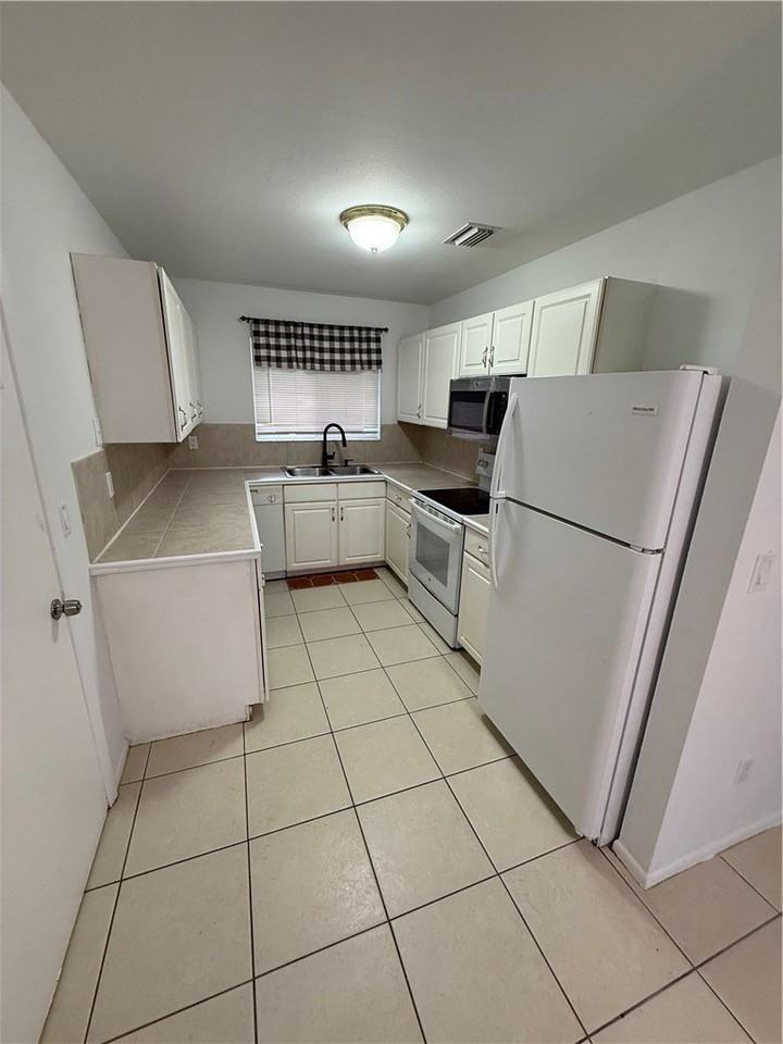 2205 15th Ave Sw - Photo 5 of 9