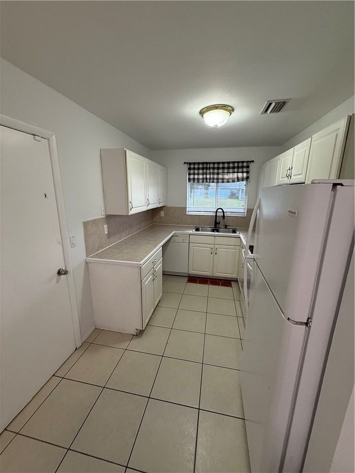 2205 15th Ave Sw - Photo 6 of 9