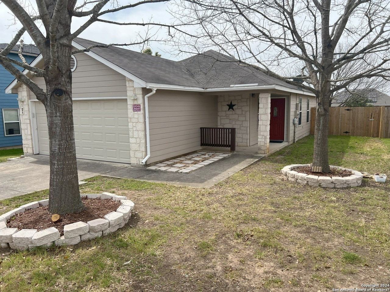 104 Briar St - Photo 2 of 19